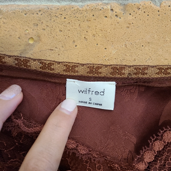 Aritzia Wilfred blouse, small, burgundy - Picture 4 of 4